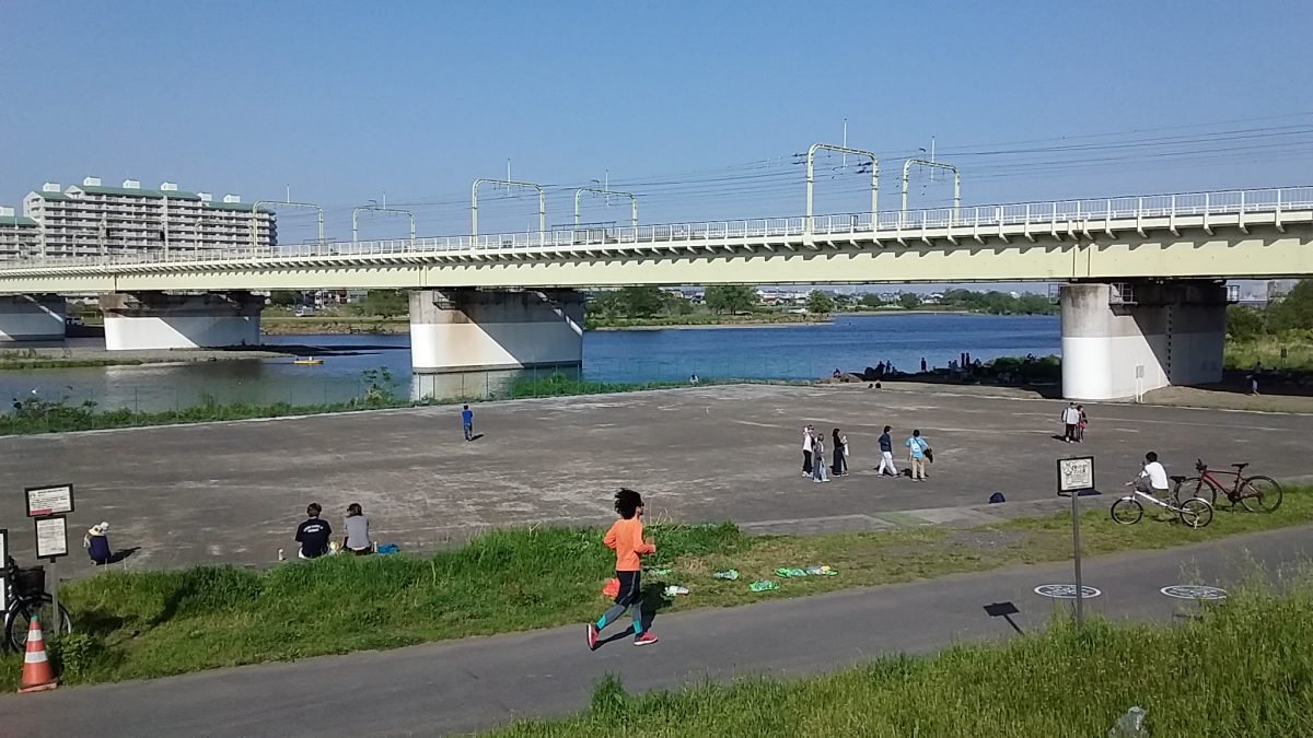 多摩川をまたぐ小田急線